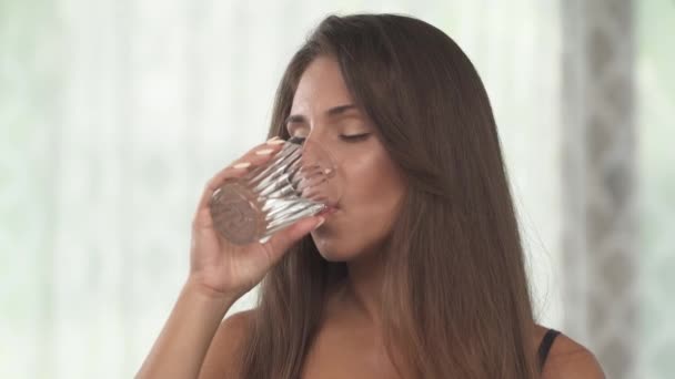 Όμορφη Νεαρή Γυναίκα Πίνει Νερό Χαμογελαστή Γυναίκα Μοντέλο Κρατώντας Διαφανές — Αρχείο Βίντεο