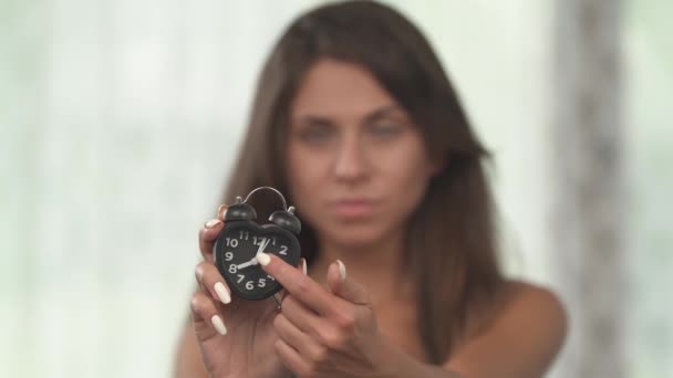 レトロな目覚まし時計を持って笑顔の若い女性 選択的フォーカスショット — ストック動画