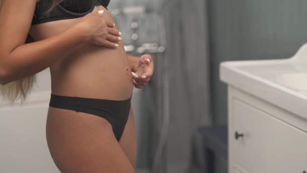 Беременная Женщина Черном Нижнем Белье Трогает Живот Концепция Материнства Беременности — стоковое видео
