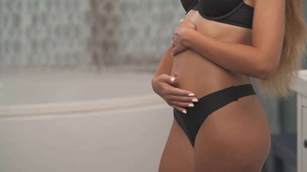 Zwangere Vrouw Die Met Handen Haar Naakte Buik Aanraakt Midden — Stockvideo