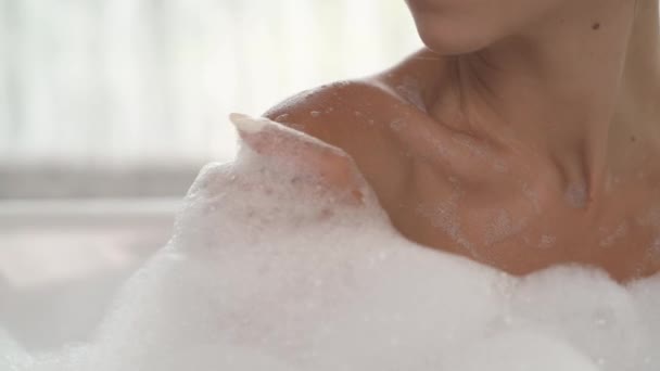 年轻性感女人在泡泡浴的时候摸着湿湿的肩膀 拍摄的最下面的照片 漂亮的女性身体 情色概念 — 图库视频影像