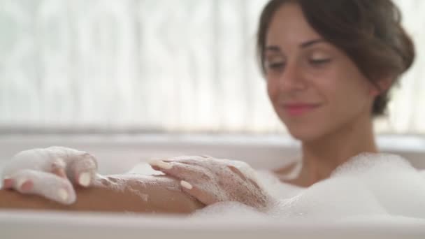 Çekici Bir Kadının Köpük Banyosu Yaparken Bacağına Dokunuşunun Yakın Çekimi — Stok video