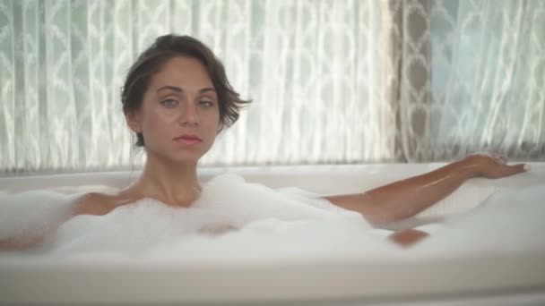 Close Uma Jovem Morena Linda Relaxando Banho Espuma Spa Conceito — Vídeo de Stock