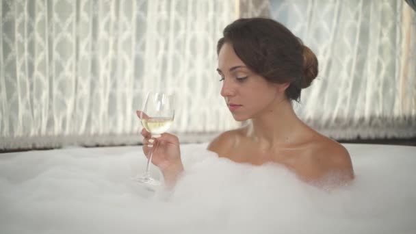 Close Uma Jovem Mulher Sedutora Desfrutando Seu Banho Sabão Com — Vídeo de Stock