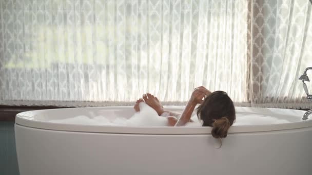 Banyo Yaparken Kendini Köpükle Yıkayan Genç Güzel Bir Kadının Yakın — Stok video