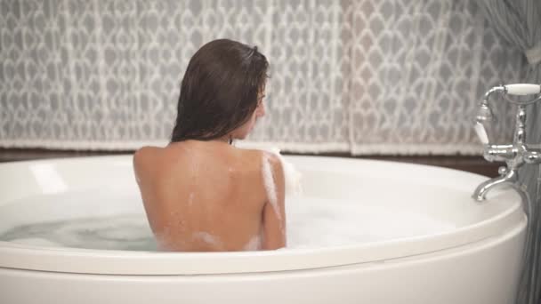 Zbliżenie Demonstracji Wideo Młodej Szczupłej Kobiety Myjącej Plecy Ramię Podczas — Wideo stockowe