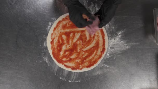 Προετοιμασία Ιταλική Πίτσα Ένα Εστιατόριο Κάτοψη Ενός Σεφ Βάλει Μπέικον — Αρχείο Βίντεο