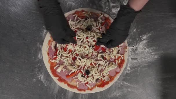 Pizzát Főzök Légi Felvétel Szakácsokról Amint Fekete Olivabogyót Tesznek Pizzára — Stock videók