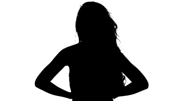 Silhouette Femme Aux Longs Cheveux Ondulés Enlevant Son Soutien Gorge — Video