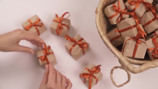 Повітряні Накладні Кадри Жіночої Руки Відкривають Невелику Прямокутну Подарункову Коробку — стокове відео
