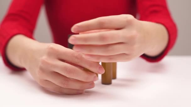 Yapımı Organik Yağla Şişeyi Açıp Ellerinin Derisine Süren Bir Kadının — Stok video