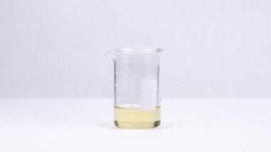 El yapımı doğal sabun yapımı. Malzemeleri karıştırıyorum. Erimiş sabun tabanına eklenen Fransız kozmetik yeşil kilinin yakın çekimi. İzole, beyaz arkaplan