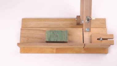 Bir kadının sabun kesme makinesiyle el yapımı bir sabundan bir parça keserken çekilmiş havadan çekilmiş görüntüleri. Hassas ciltler için doğal organik yenileme kozmetikleri