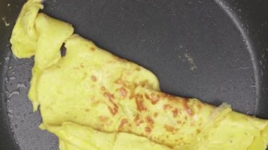 Tavada omlet kızartılışı videosu. Mutfak konsepti