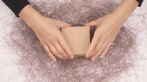 Вид Зверху Жіночі Руки Відкривають Подарункову Коробку Приймають Невеликі Смачні — стокове відео