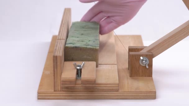Χρήση Μηχανής Κοπής Σαπουνιού Μια Χορδή Κόβει Ένα Ορθογώνιο Κομμάτι — Αρχείο Βίντεο