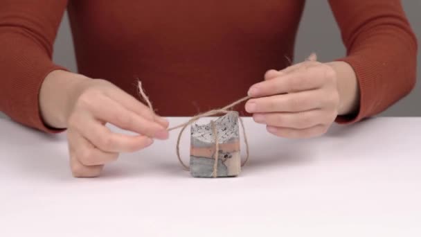 Zbliżenie Kobiety Ozdabiającej Mały Kawałek Ręcznie Robionego Mydła Liną Kosmetyki — Wideo stockowe