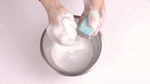 手作りの天然石鹸を使用し 洗濯機を持っている女性のトップビュー 工芸品化粧品天然物 隔離された白い背景に — ストック動画
