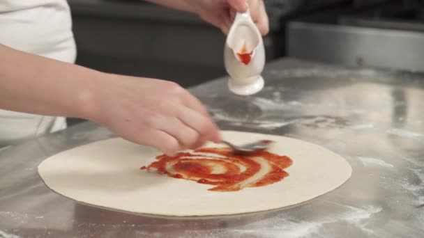 Chef Die Tomatensaus Pizzadeeg Strooit Het Restaurant Italiaanse Traditionele Voedselbereiding — Stockvideo