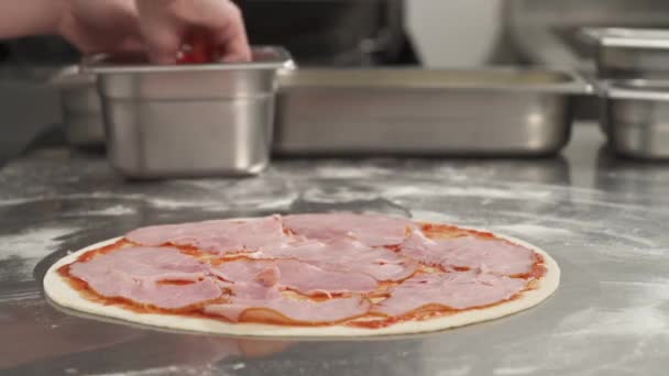 Restaurant Keuken Een Chef Legt Gesneden Rode Peper Pizza — Stockvideo