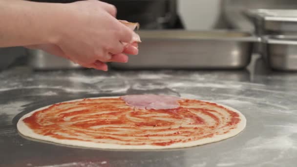 Găteşte Pizza Bucătarul Pune Șuncă Aluat Sos — Videoclip de stoc