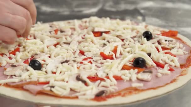 Готувати Піцу Жіночі Руки Кладуть Інгредієнти Піцу Концепція Італії Їжа — стокове відео