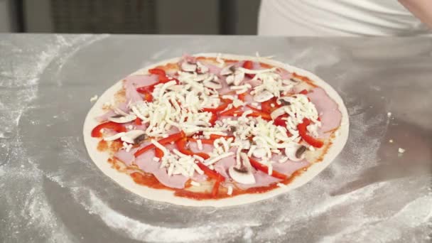 Közelkép Séf Pékről Ahogy Pizzát Készít Professzionális Konyhában Professzionális Szakács — Stock videók