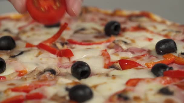 Pizza Koken Vrouwelijke Hand Die Een Stuk Kerstomaat Arugula Vers — Stockvideo