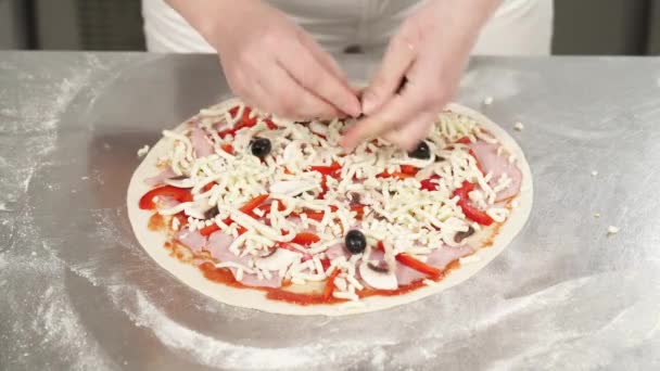 Cucinare Pizza Mani Femminili Che Mettono Olive Nere Sulla Pizza — Video Stock