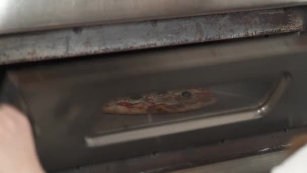 Szef Kuchni Bierze Pieczoną Pizzę Piekarnika Elektrycznego Przy Użyciu Metalowej — Wideo stockowe