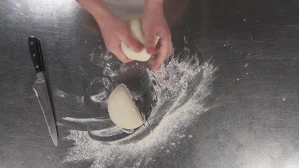 Chef Profesional Amasando Pedazo Masa Cocine Los Cortes Necesarios Porción — Vídeos de Stock