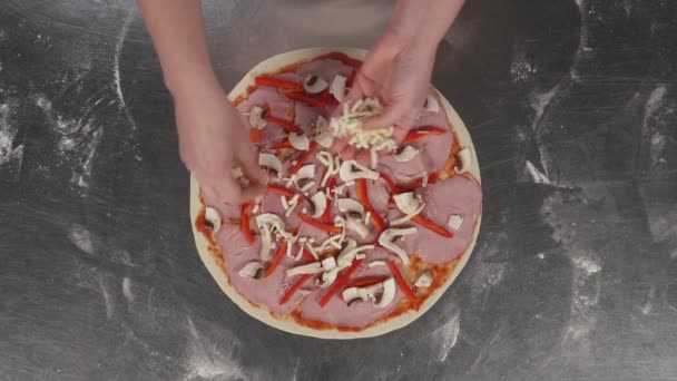Horní Pohled Pizzu Kuchaře Vaření Profesionální Kuchyni Profesionální Pizzaiola Uvedení — Stock video