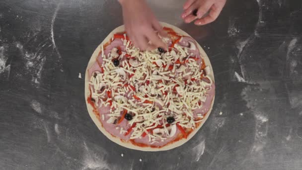 Gătesc Pizza Vedere Sus Bucătarilor Mâinile Punând Măsline Negre Pizza — Videoclip de stoc