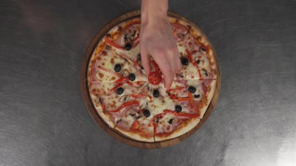 Pizza Koken Bovenaanzicht Van Een Chef Kok Die Vers Gebakken — Stockvideo