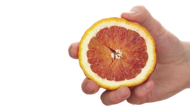 Κοντινό Πλάνο Αγνώριστου Άντρα Πιέζει Μισό Πορτοκάλι Φρέσκος Χυμός Εσπεριδοειδών — Αρχείο Βίντεο