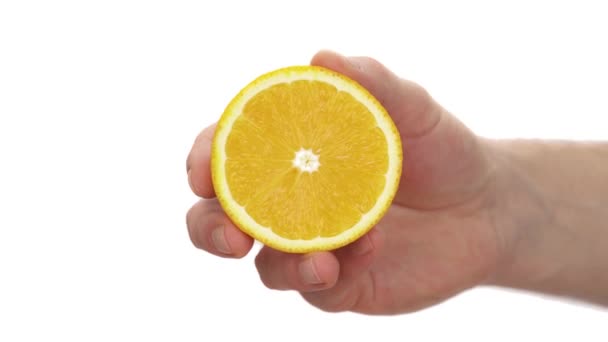 ジューシーなフレッシュレモンのスライスを保持男性の手 有機柑橘類 隔離された白い背景に — ストック動画
