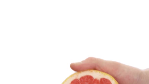 ジューシーな新鮮なグレープフルーツのスライスを保持男性の手 有機柑橘類 隔離された白い背景に — ストック動画