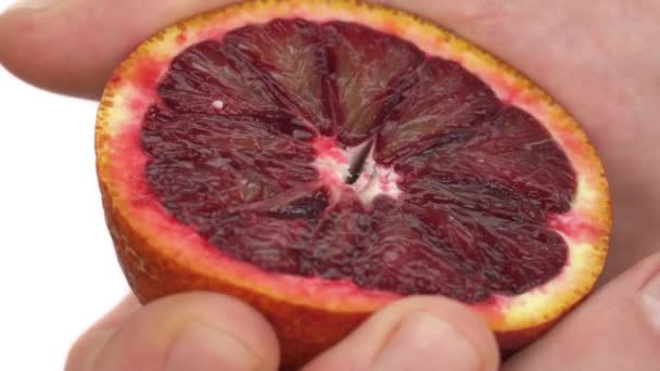 Erkek Palmiyesinin Macro Çekimi Olgun Sulu Kan Portakalının Yarısını Sıkmak — Stok video