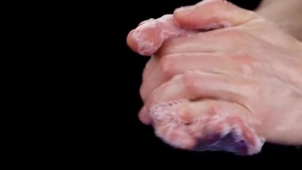 Zijaanzicht Van Een Blanke Man Handen Opschuimen Door Samen Met — Stockvideo