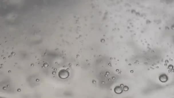 沸騰した水のプロセスのマクロクローズアップショット 透明な鍋に泡と蒸し水のクローズアップ — ストック動画