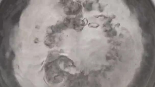 Κάτοψη Ζεστού Ατμού Νερού Φυσαλίδες Που Βράζουν Μεταλλική Κατσαρόλα Μεμονωμένα — Αρχείο Βίντεο