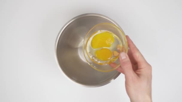 生の新鮮な卵をボウルに注ぐ 上からの眺め 食材コンセプトの準備 — ストック動画