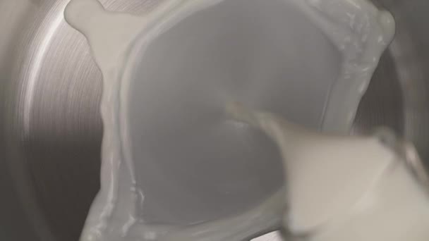 Apropierea Laptelui Turnat Oală Pentru Fierbere Conceptul Culinar Prepararea Ingredientelor — Videoclip de stoc
