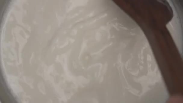 Вид Сверху Кипящего Кастрюле Горячего Пенного Молока Молоко Смешивают Деревянной — стоковое видео