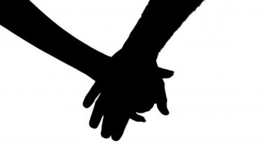 El ele tutuşan bir çiftin silueti. Aşk konsepti. Siyah ve beyaz