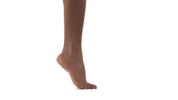 女性腿和脚的侧视图 女人站在脚跟上 脚趾向上站着 在白色背景下孤立无援 — 图库视频影像