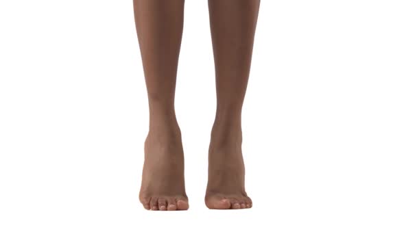 细长的女性腿的特写 非洲妇女站在脚后跟上 脚尖向上站着 在白色背景下孤立无援 — 图库视频影像