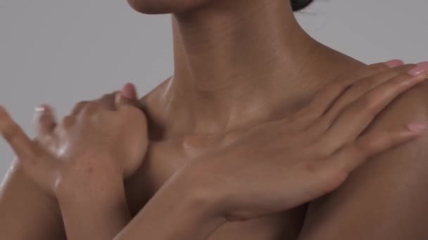 身材苗条的美女在她的头皮和肩膀上涂了润肤霜 身体护理的概念 在白色背景下孤立无援 — 图库视频影像