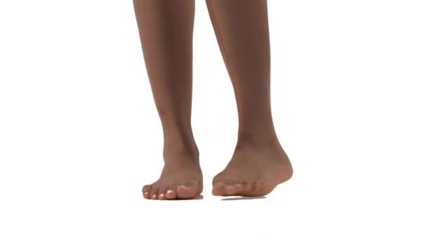 一个身材苗条的非洲裔美国女人的特写镜头单独的女性腿 白色背景 — 图库视频影像