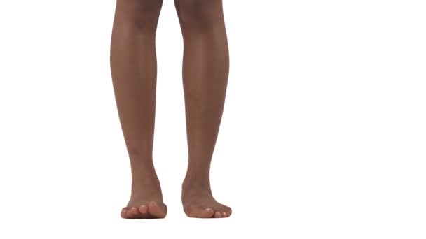 细长的女性腿的特写 非洲女人站在那里用Mp4Ing她的脚趾 在白色背景下孤立无援 — 图库视频影像